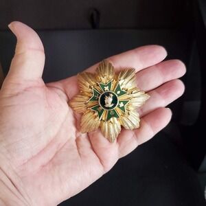 Vintage Accessocraft NYC Heraldic Knight Maltese Cross Brooch Gold Tone Green